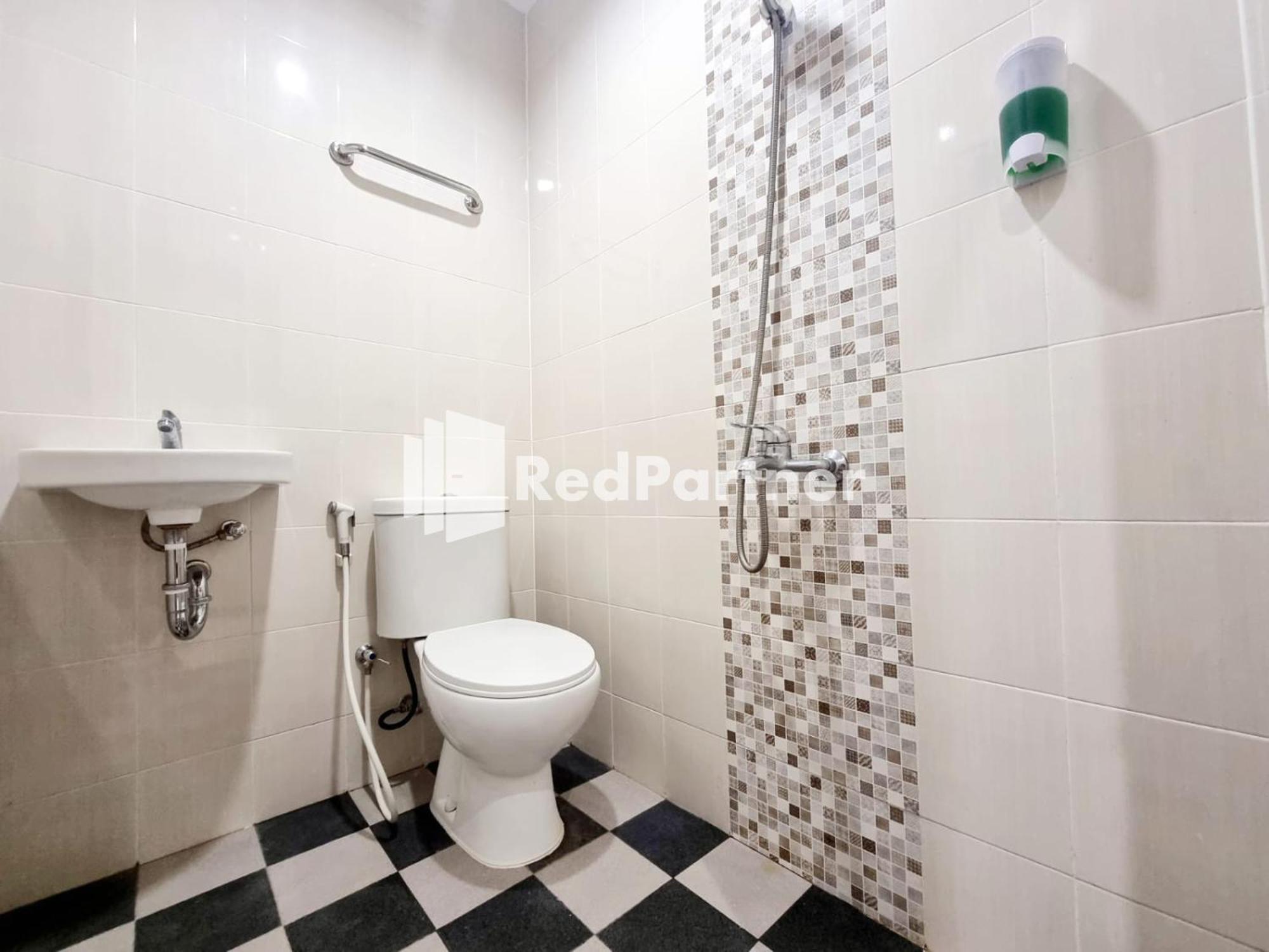 Pandawa Guest House At Ngaliyan Square Mitra Reddoorz Semarang Pokój zdjęcie